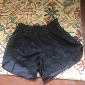 Lululemon Track that short black camo